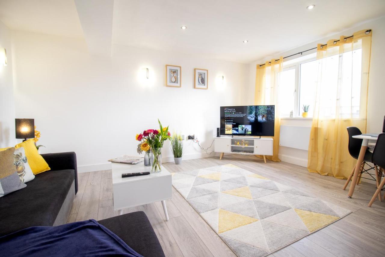 Springfield - Free Parking Apartment Swindon